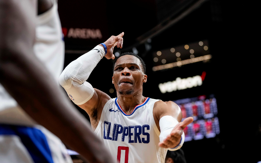 冰球惊险逆转取胜,粉丝狂欢不已 冰球惊险逆转取胜,粉丝狂欢不已