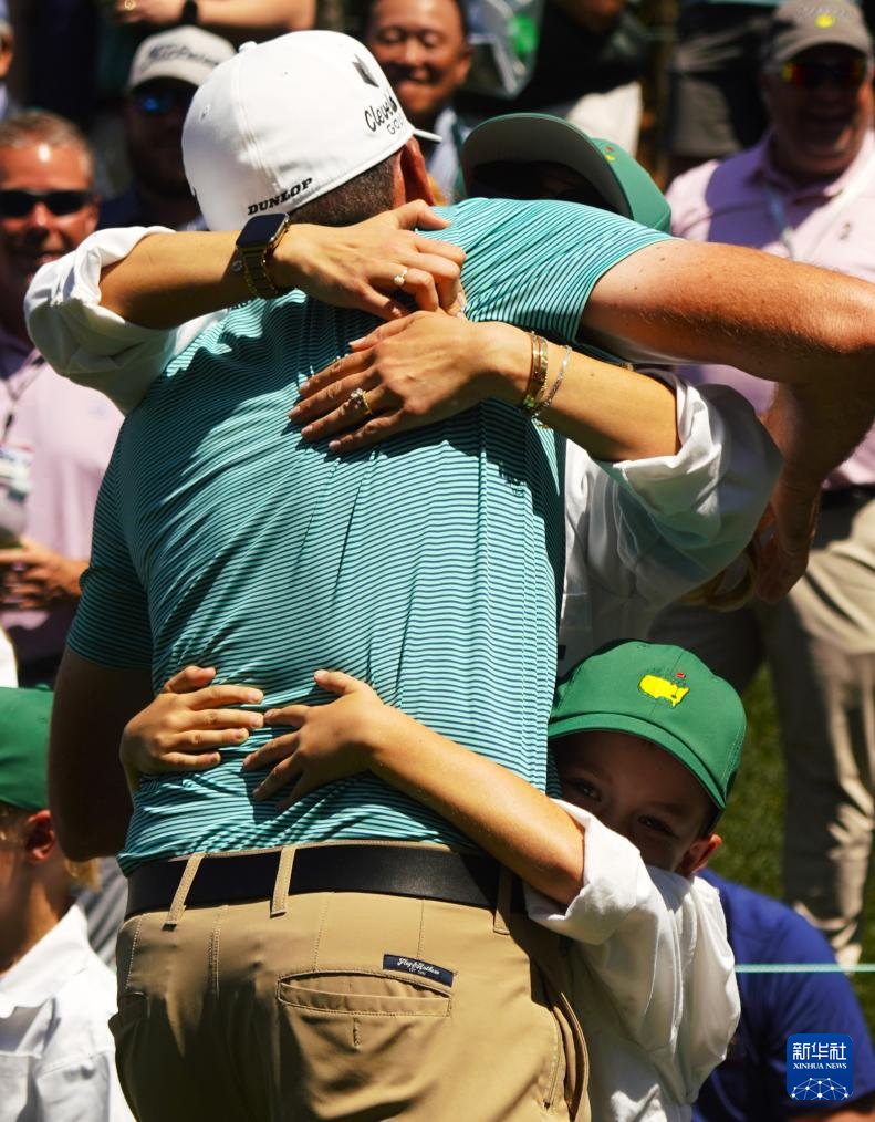 关于场面火爆！高尔夫观众席沸腾不已的信息