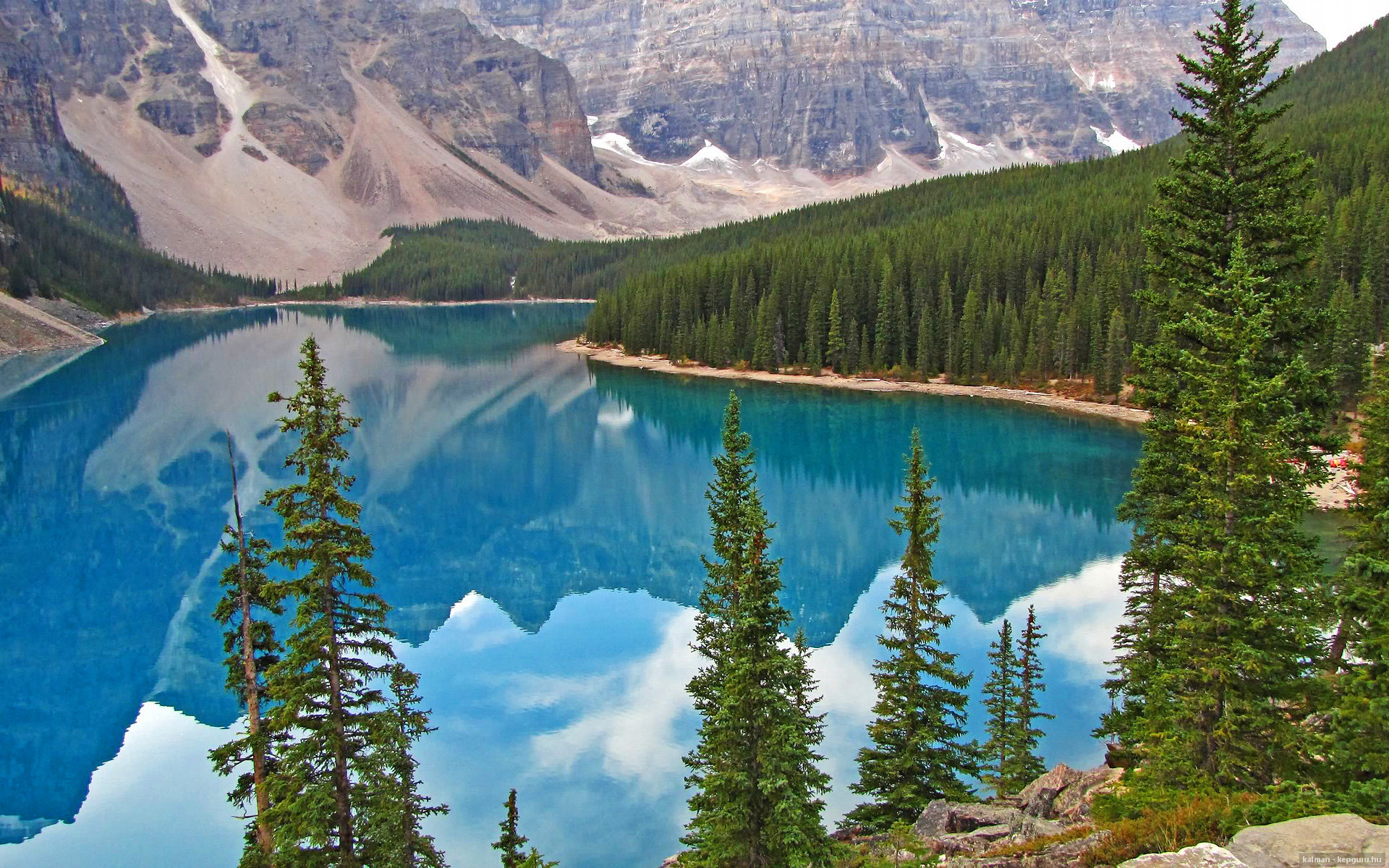 绿茵烽火连天外，篮下鹈鹕振翅来，一场跨越维度的焦点征服